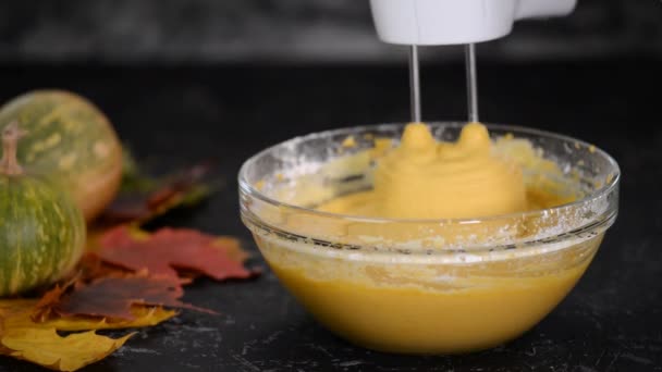 Ein weißer klassischer Mixer schlägt gelben Teig für Kürbiskuchen. — Stockvideo