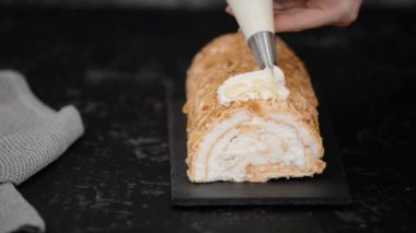 Pasta şefi nefis kremalı pasta yapar. Meringue Roulade.