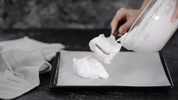 Poner merengue en la bandeja para hornear. Pastelero prepara pastel de merengue rollo . — Vídeos de Stock