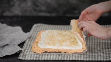 Pasta şefi nefis kremalı pasta yapar. Meringue Roulade.