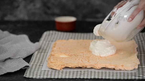 Pasticcere fa un fa una deliziosa torta di meringa rotolo. Involtino di meringa . — Video Stock