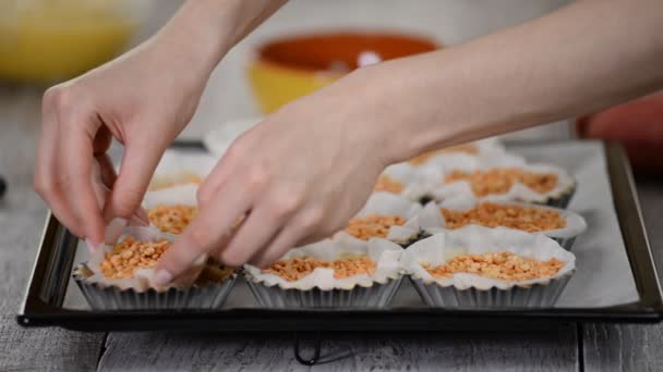 Chef pâtissier faisant des tartelettes. Retirer le parchemin et les poids . — Video