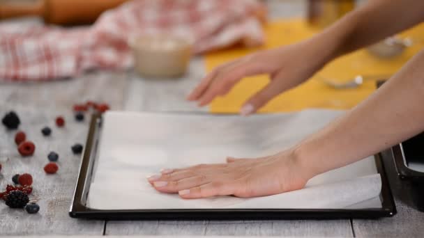Lo chef prepara la pasta sfoglia prima della cottura. Rende francese Mille Feuille . — Video Stock