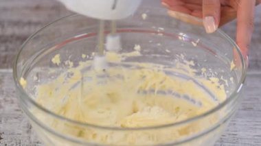 Tereyağı ve şekeri bir kapta karıştırma.