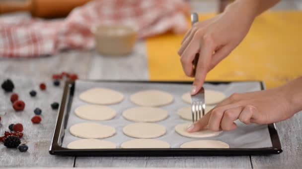 Der Konditor bereitet Blätterteig vor dem Backen zu. macht französisch mille feuille. — Stockvideo