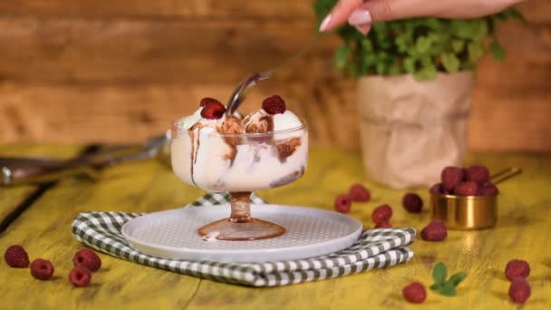 Makan es krim vanili. Makanan penutup es krim dengan raspberry dan saus coklat . — Stok Video