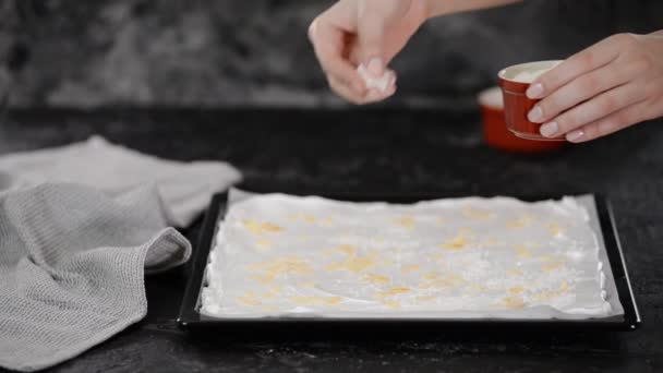 Pečivo šéfkuchař dělá koláč, posypeme mandlové vločky na bázi meringue. — Stock video