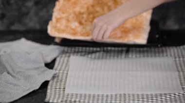 Pasta şefi kremalı pasta yapar, krema tabanına badem püresi serper. Seri.