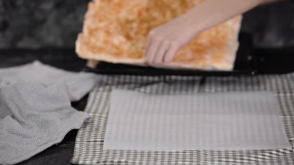 El chef de pastelería hace un pastel de merengue, espolvorea hojuelas de almendras en la base del merengue. Serie . — Vídeos de Stock