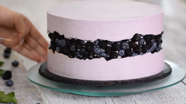 Confectioner decorates a berries cake with gold syrup, handmade. — Stock Video