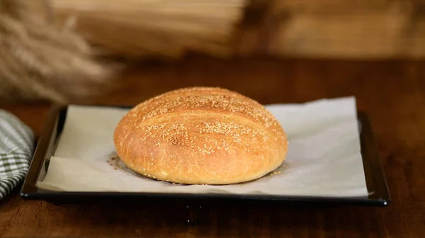 Vers gebakken traditioneel brood op bakplaat. — Stockfoto