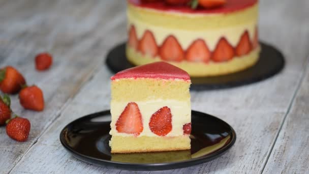 Piece of Fruit Cake With Strawberries. — 图库视频影像