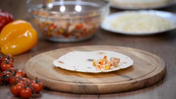 Lägga ut fyllningen på tortilla, göra quesadilla, taco, burrito. Mexikanska köket. — Stockvideo