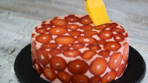 厨房的糖果制作草莓慕斯蛋糕. — 图库视频影像