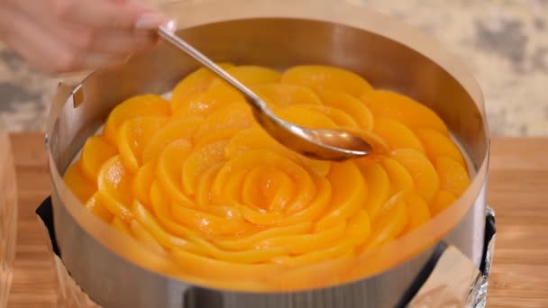 Konditor macht leckeren Pfirsich-Gelee-Kuchen. — Stockvideo