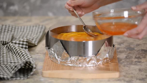 Pastelero haciendo sabroso pastel de jalea de melocotón . — Vídeo de stock