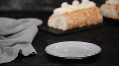 Lezzetli Meringue Pastası Bir Tabakta Dilimler.