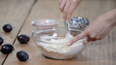 Kesme tereyağı un pasta hamur yapmak için içine.