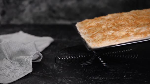 Rouleau de meringue fraîchement cuit sur une plaque à pâtisserie . — Video