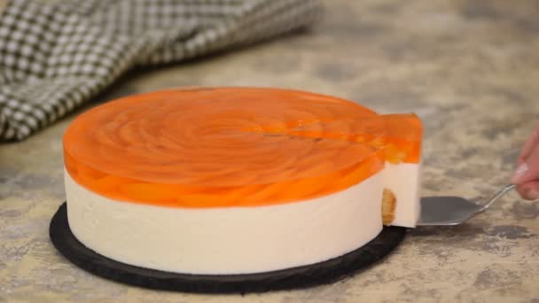 Фруктовый пирог с персиком, желе и муссом . — стоковое видео