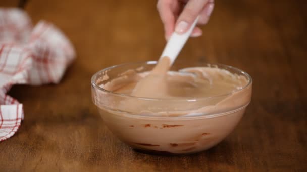 Pastelero mezcla una mousse de chocolate . — Vídeo de stock