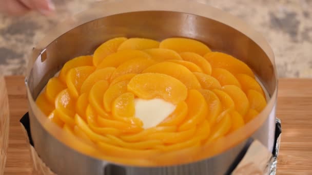 Кондитер делает вкусный персиковый пирог . — стоковое видео