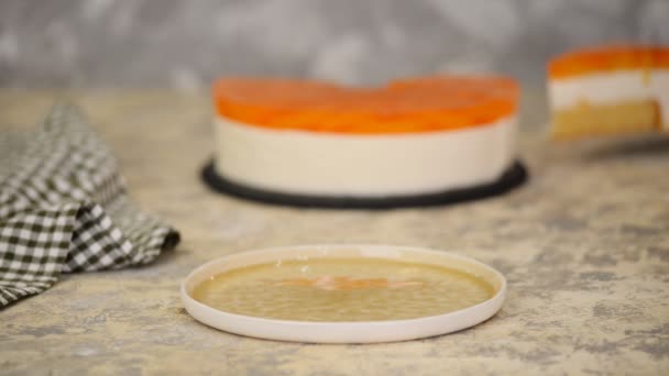 Кусок фруктового пирога с персиком, желе и ванильным муссом . — стоковое видео