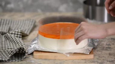 Şeftali, jöle ve mousse ile meyve pasta.