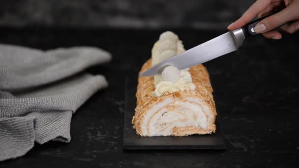 Cocine los cortes en porciones delicioso y fresco rollo de merengue con crema . — Vídeos de Stock