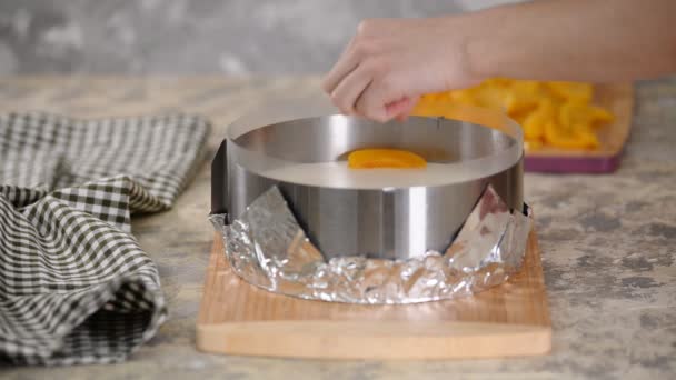 Konditor macht leckeren Pfirsich-Gelee-Kuchen. — Stockvideo