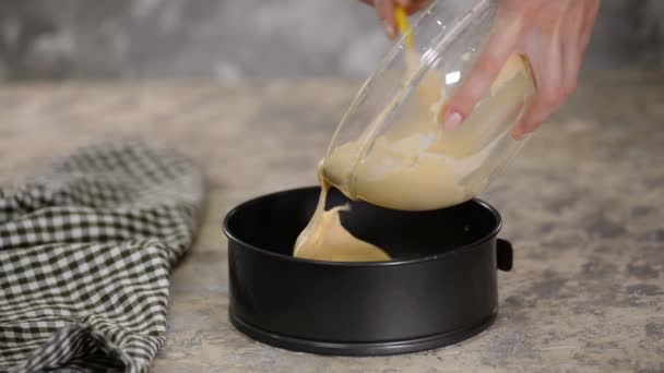 Versare la pastella in una teglia . — Video Stock