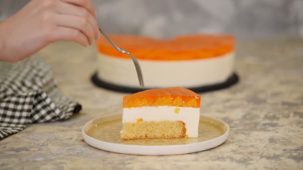 Eet stuk fruitcake met perzikpudding. — Stockvideo