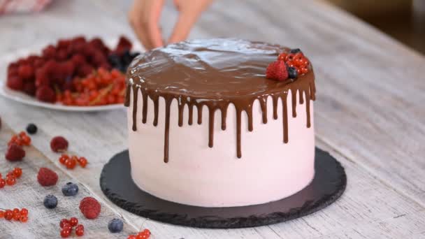 Pasticcere decora una torta con bacche . — Video Stock