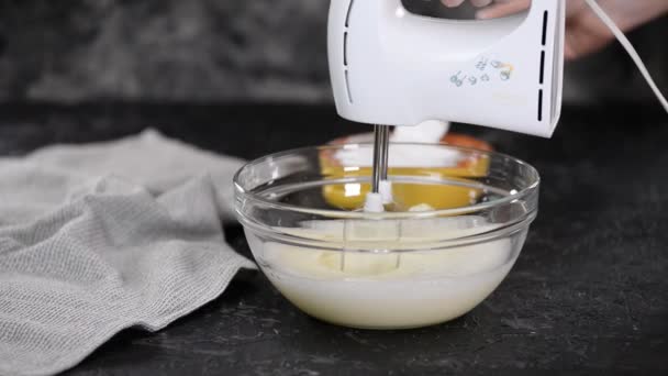 卵白を泡立て続け、徐々にキャスター砂糖を加えます。メレンゲケーキを作る. — ストック動画