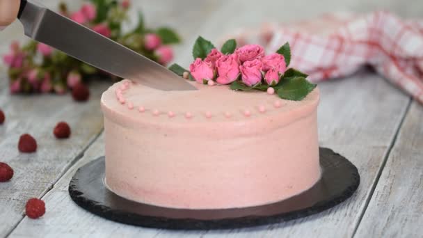 Femme coupe un beau gâteau décoré de roses. Aliments sucrés . — Video