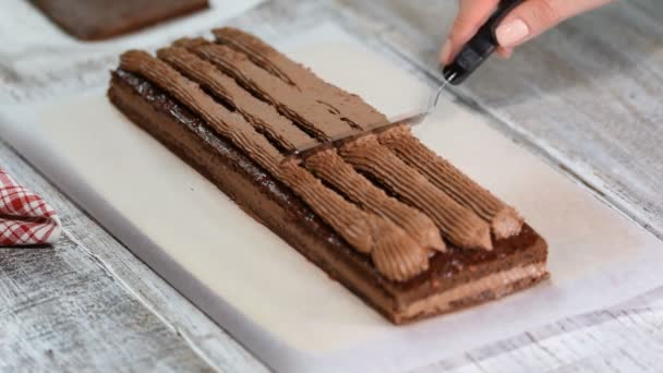 Ζαχαροπλάστης καθιστώντας κέικ σοκολάτας. Η διαδικασία της λήψης ένα κέικ. — Αρχείο Βίντεο