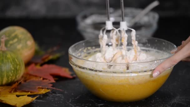 Mains mélanger la pâte dans un bol en verre avec mélangeur . — Video