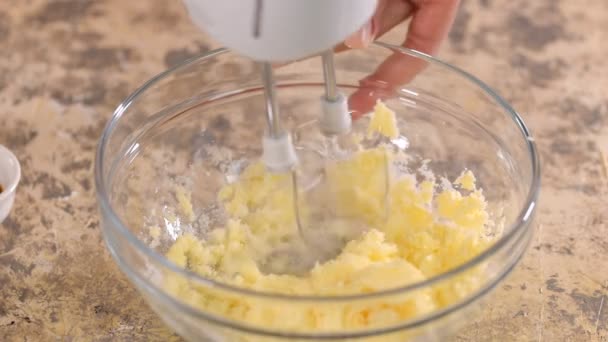 Mixing sugar and butter in a glass bowl. Mixing ingredients in a bowl. Close-up. — Stock Video