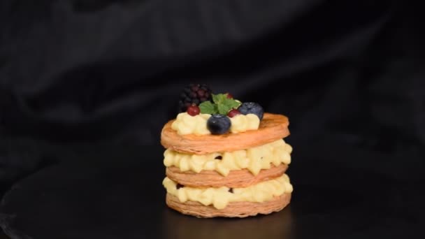 Millefeuille postre francés de hojaldre y crema de natillas . — Vídeo de stock