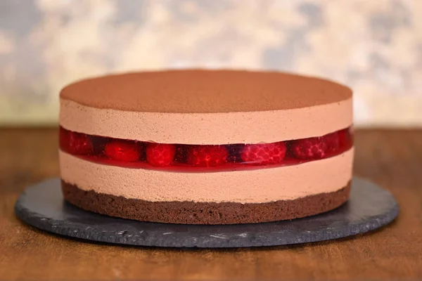 Lahodný čokoládový pěnový dort s malinovým želé. — Stock fotografie