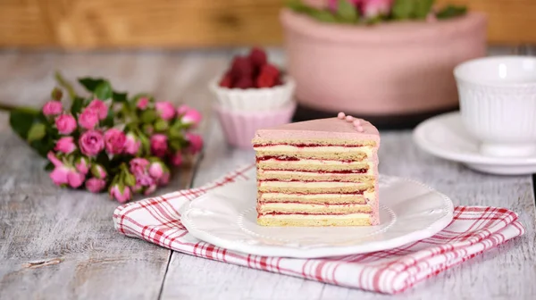 O felie de tort de fructe cremoase stratificate. Tort cu strat de zmeură . — Fotografie, imagine de stoc