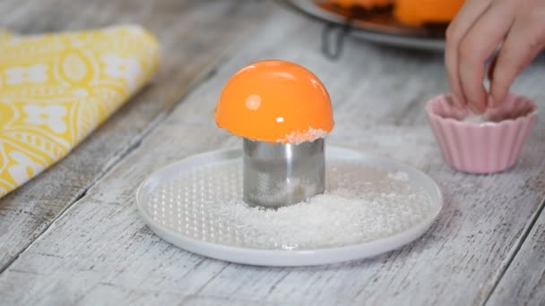 Pastel de mousse tropical naranja decorar con copos de coco. Pastelería europea moderna . — Vídeos de Stock