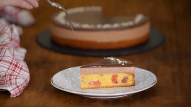 Çikolatalı vişneli kremalı pasta yiyorum..