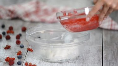 Pasta şefi kremaya böğürtlen püresi ekliyor. Karışık Böğürtlenli Kremayla Döv.