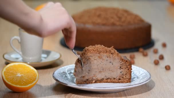 Donna mangiare pezzo di deliziosa torta al cioccolato . — Video Stock