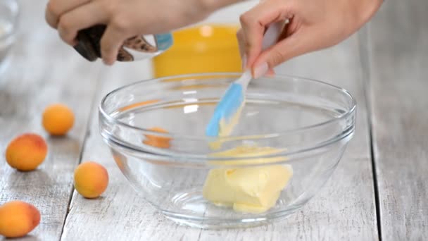 Mixing sugar and butter in a glass bowl. Mixing ingredients in a bowl. — Stock Video