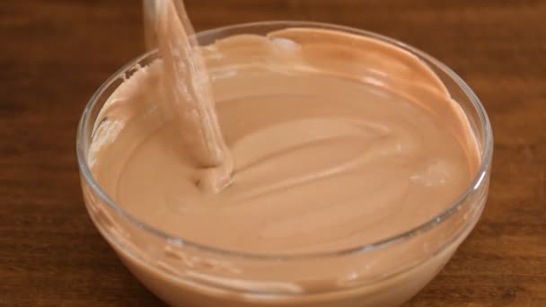 Pastelero mezcla una mousse de chocolate . — Vídeo de stock