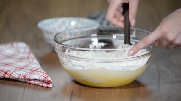 Κοντινό πλάνο του Woman Mixing Batter σε μπολ μίξης. Χέρια μείγμα κτύπημα σε ένα γυάλινο μπολ — Αρχείο Βίντεο