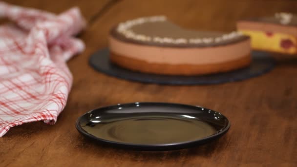 Piece of Chocolate Cherry Mousse Cake op een zwarte plaat. — Stockvideo