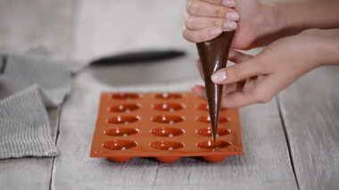 Çikolata tatlı ve şekerleme çantası dolum kalıp hazırlanması.